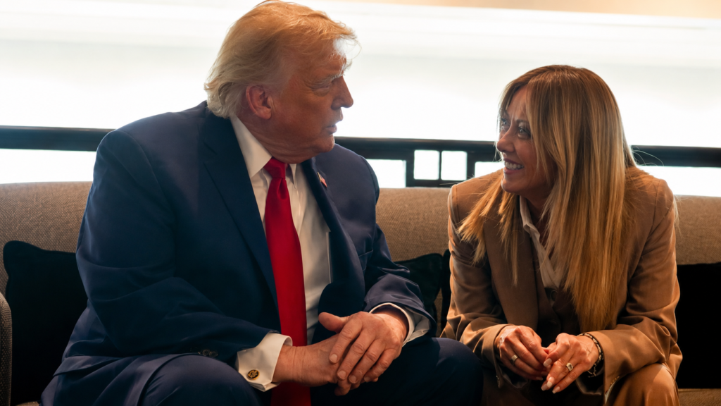 A photo shows Meloni talking with the U.S. president on a sofa during the G7 in France / PHOTO FILE Reuters and enhanced by aptikons