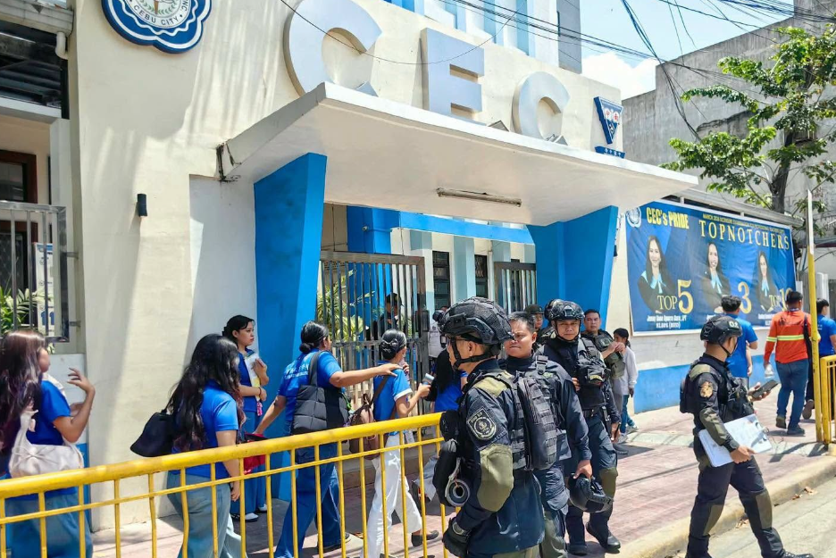 Police outside the Cebu Eastern College-(FILE PHOTO OF PHILSTAR)