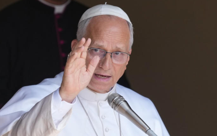 Pope Leo XIV blesses the faithful and pilgrims gathered in front of the Apostolic Palace in Castel Gandolfo, on the outskirts of Rome, on July 19, 2026./ Photo Getty Image
