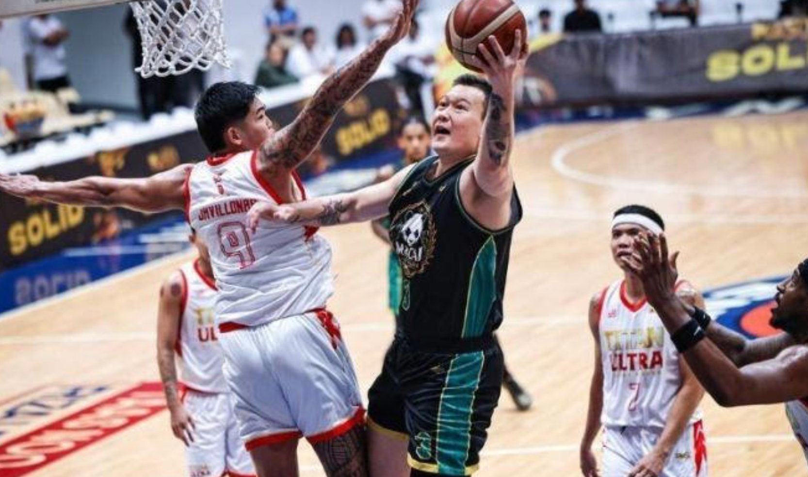 Giant Pandas break through, take down Titan Ultra © (PBA Images)