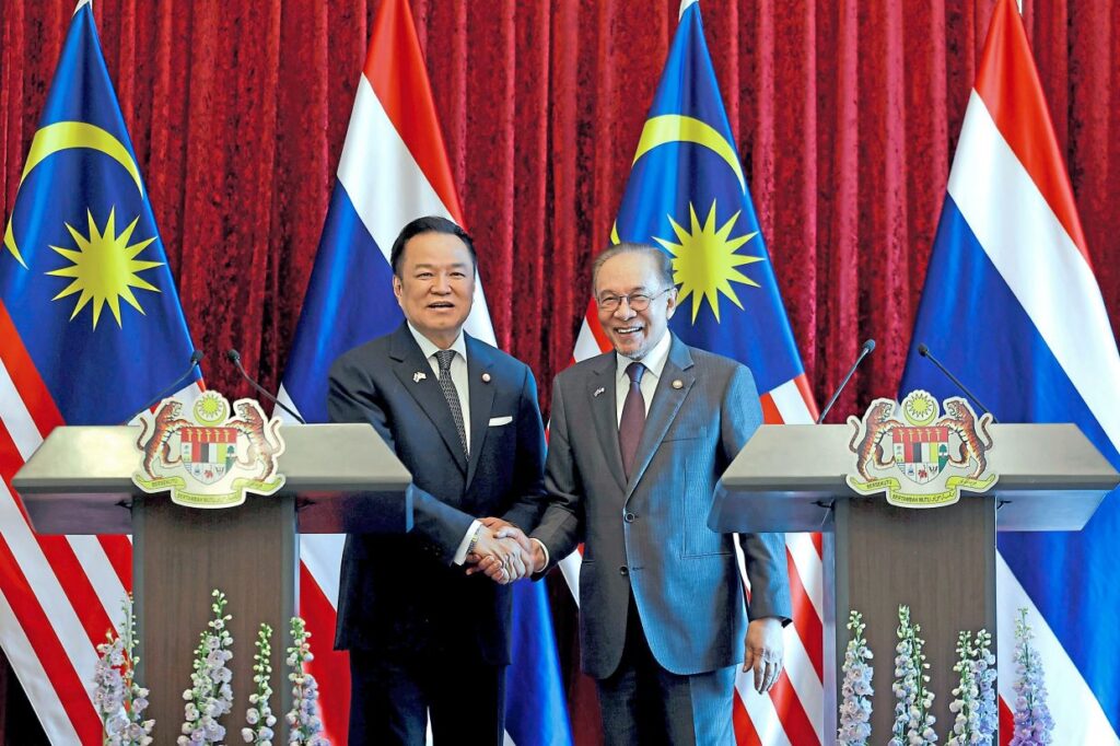 PUTRAJAYA, 9 Julai -- Perdana Menteri Datuk Seri Anwar Ibrahim dan Perdana Menteri Thailand Anutin Charnvirakul bergambar sebelum menyampaikan kenyataan bersama di Bangunan Perdana Putra hari ini.--fotoBERNAMA (2026) HAK CIPTA TERPELIHARAPUTRAJAYA, July 9 -- Prime Minister Datuk Seri Anwar Ibrahim and Thai Prime Minister Anutin Charnvirakul pose for a photograph before delivering a joint statement at Perdana Putra Building today.-- fotoBERNAMA (2026) COPYRIGHT RESERVED