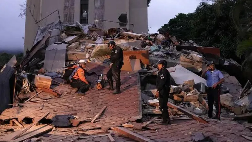 Emergency services searched through rubble following the tremors in Caracas / PHOTO FILE Getty Image